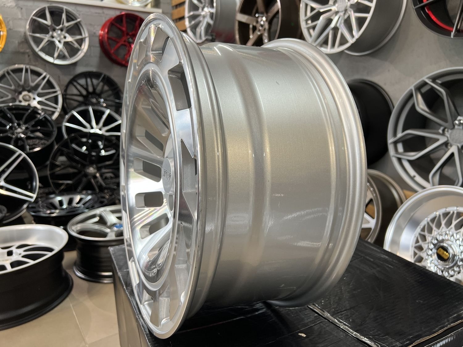 Domani Rotiform style 17X8J 5X112 ET30 73.1 BF Silver 5