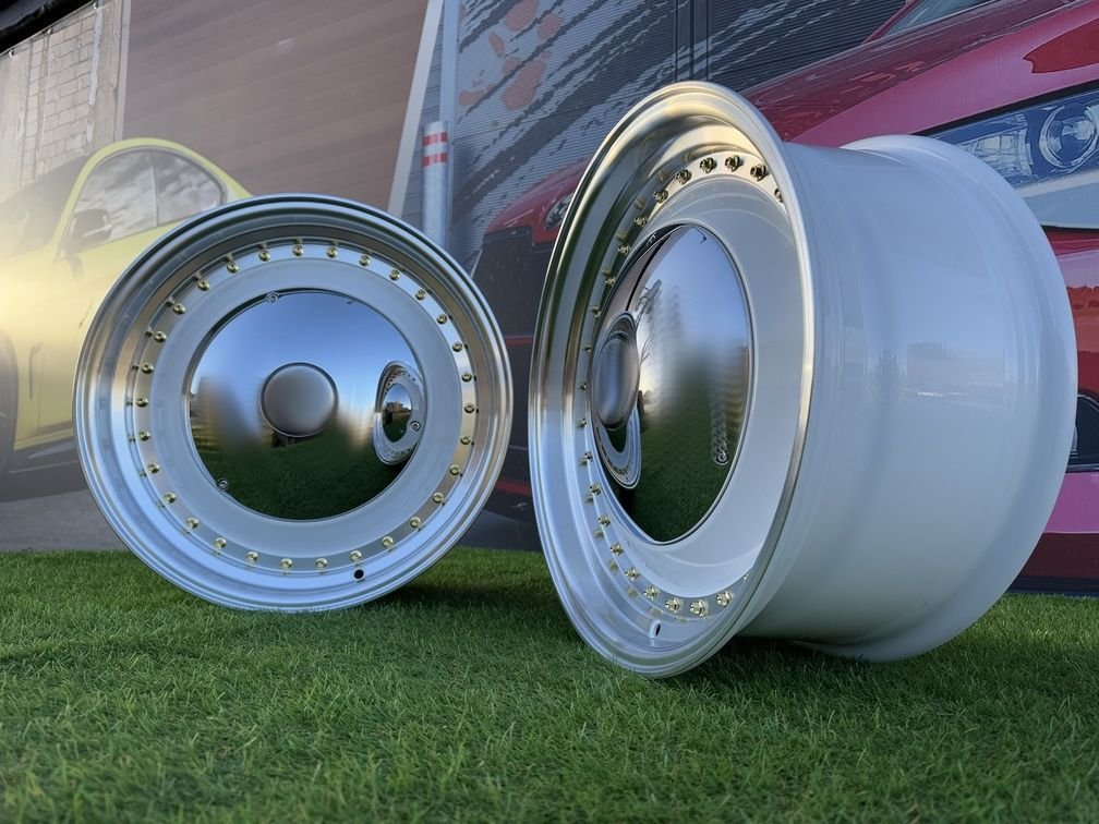 Smoothie Classic Style R17X7.5J 5X100/5X112 ET30 73.1 White with Diamond cut lip and gold rivets 8